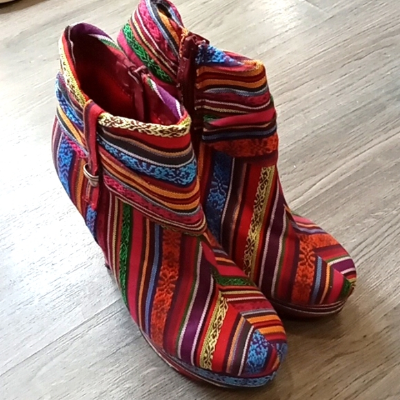 Tapestry Heels Size 8.5 - Picture 1 of 7